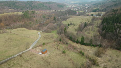 Weißes-Auto-Geparkt-Vor-Haus-Im-Kurort-Jedlina-Zdroj-In-Niederschlesien,-Polen