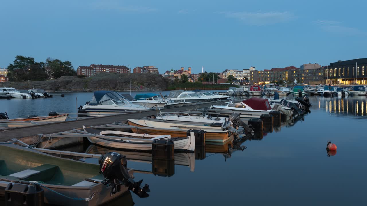 Timelapse di un pontile pieno di barche da diporto situato a Karlskrona, Svezia