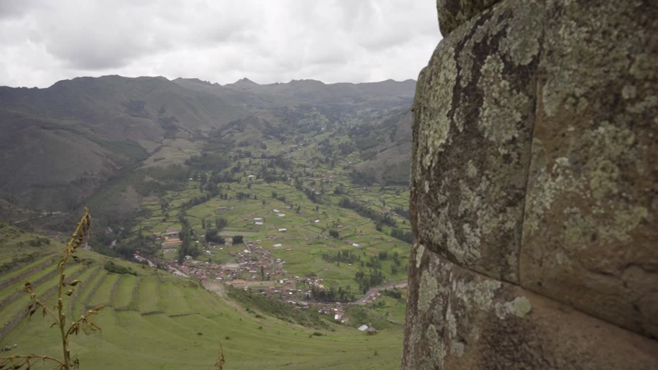 vista de las antiguas terrazas y ruinas incas en el parque arqueológico de pisac en pisac, región de cuzco, perú