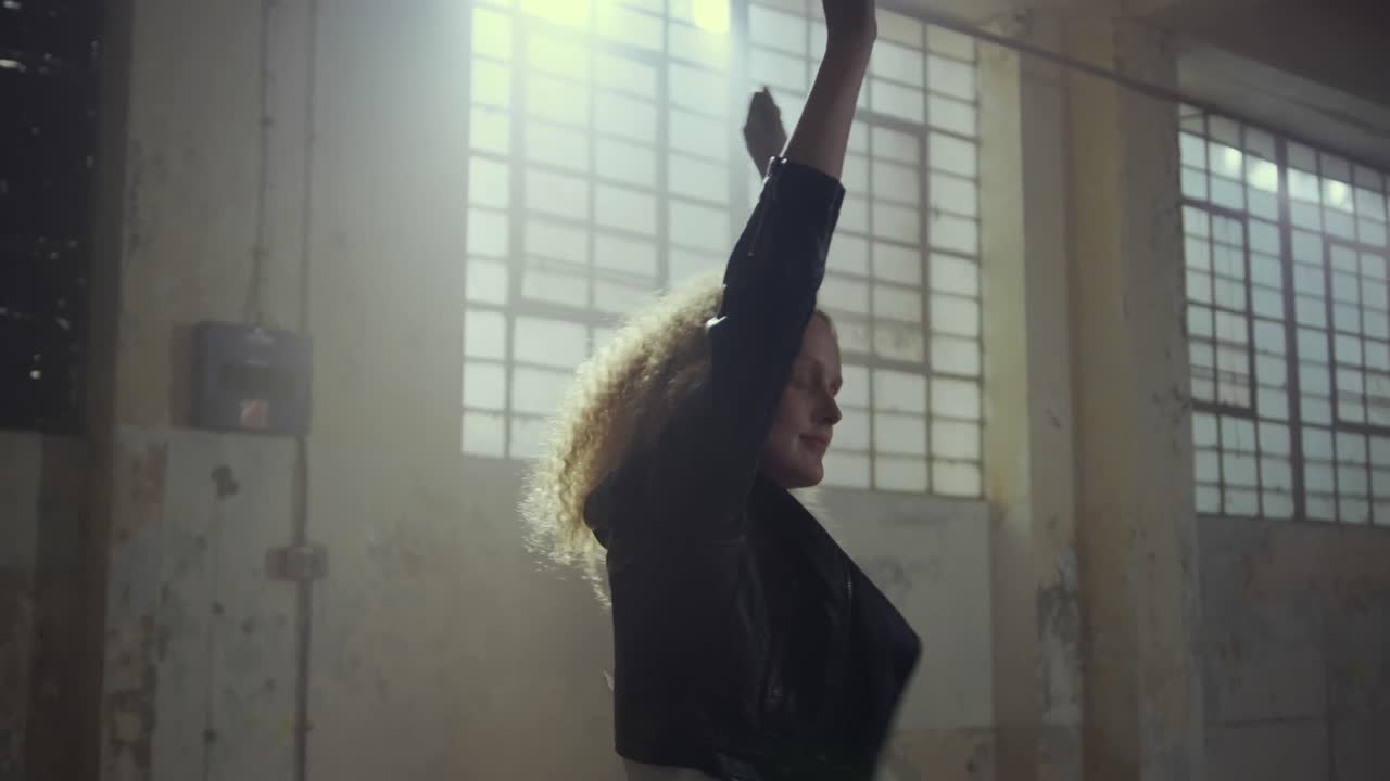 mujer joven de moda en un almacén abandonado