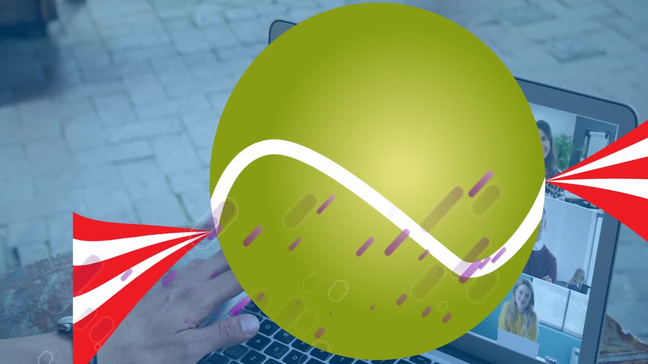 백인 남자가 4명의 직장 동료들과 비디오 채팅을 하고 있습니다.