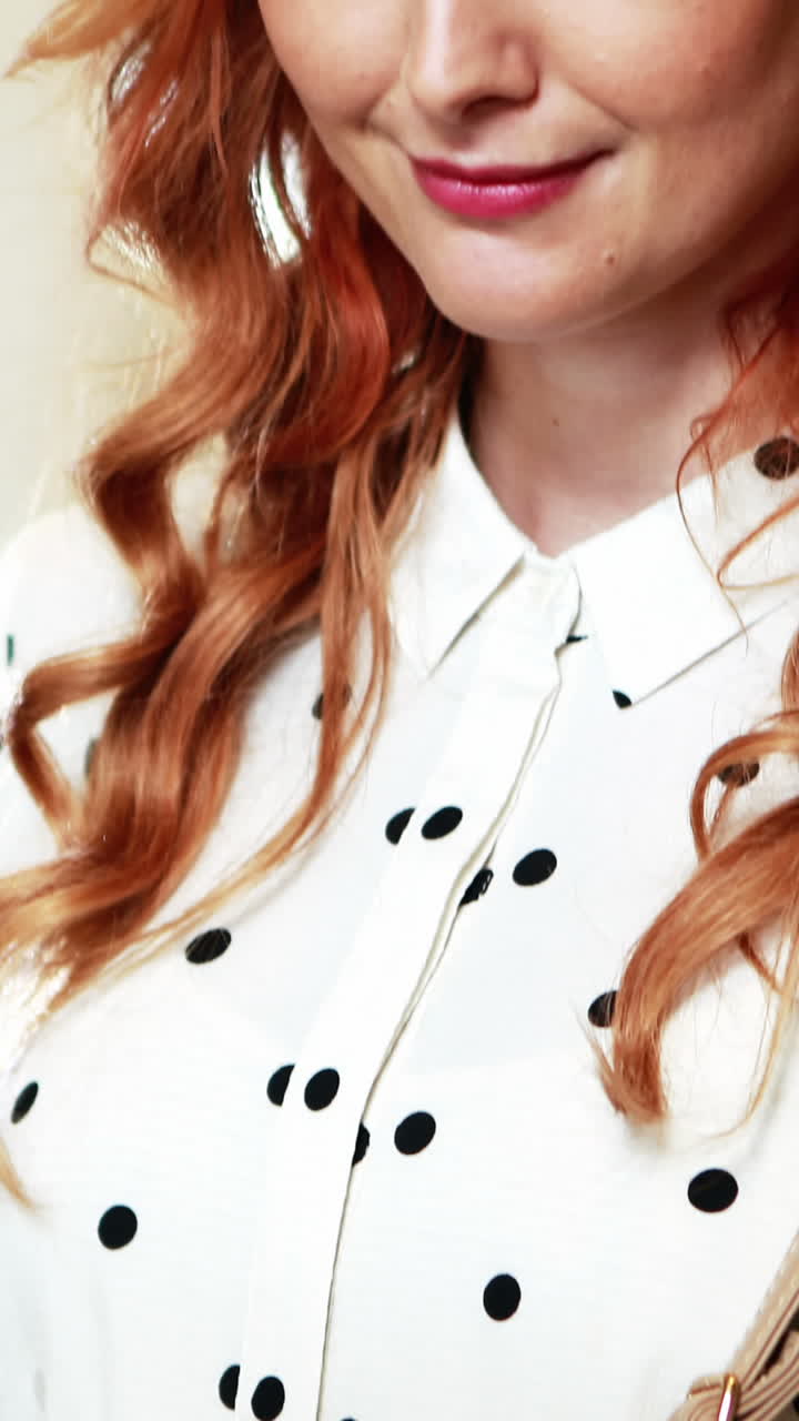 디지털 태블릿을 사용하는 사업가