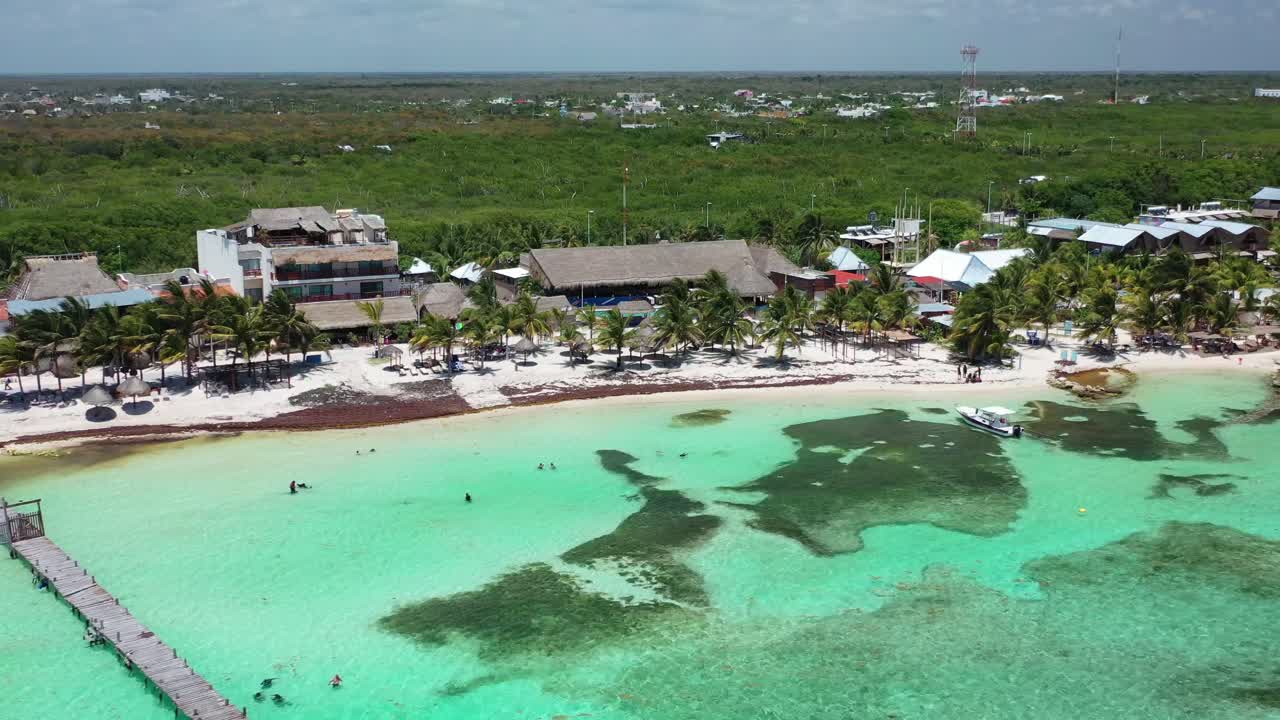 Toma aérea con dron de la famosa Laguna de los Siete Colores en Bacalar, Quintana Roo, México. Impresionantes aguas turquesas, costa tropical y paisajes naturales asombrosos en el Caribe mexicano.