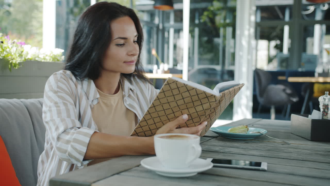 mujer leyendo en un café