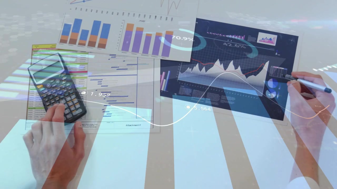 Mani che afferrano una calcolatrice e tracciano un grafico mentre appaiono grafici digitali per l'analisi dei dati