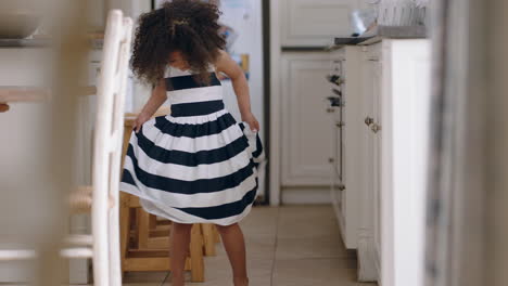 Hermosa-Niña-Bailando-Con-Un-Bonito-Vestido-Mostrando-Un-Lindo-Baile-Divirtiéndose-En-Casa-Disfrutando-De-La-Moda-De-Verano