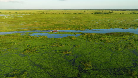 Bootsfahrt-Auf-Dem-Fluss-In-Los-Llanos-Bei-Sonnenuntergang-In-Venezuela---Luftaufnahme-Einer-Drohne