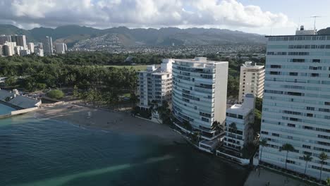 drone volando sobre el paisaje de la ciudad de la playa del océano resort de oahu en hawaii