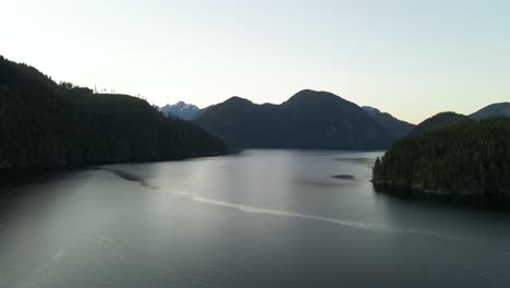 Hermoso-Paisaje-Pintoresco-De-Nootka-Sound,-Isla-De-Vancouver,-Columbia-Británica---Vuelo-Aéreo-De-Drones