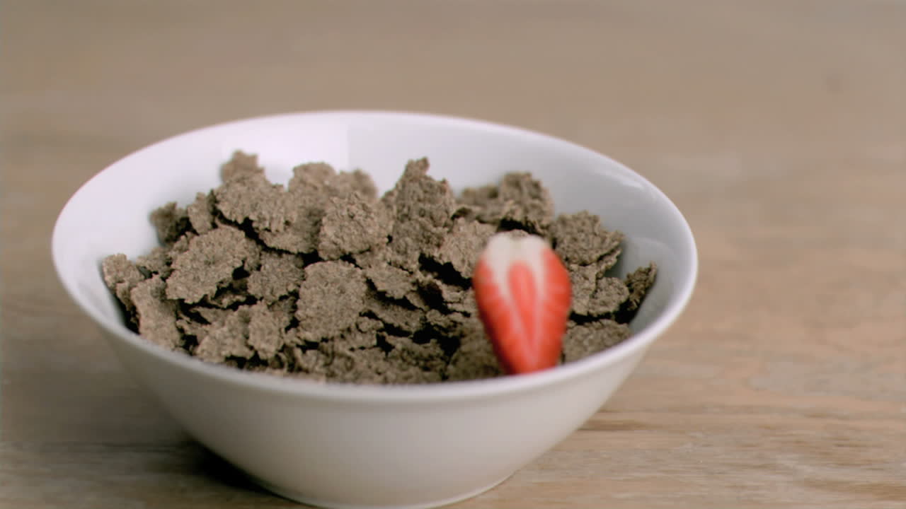 Pezzo di fragola che cade in super slow motion.