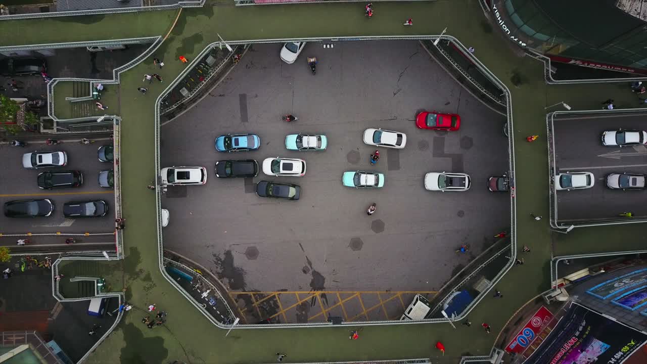 우한 시의 유명한 교통 교차로, 보행자, 둥근 다리, 공중 상단 뷰 4k