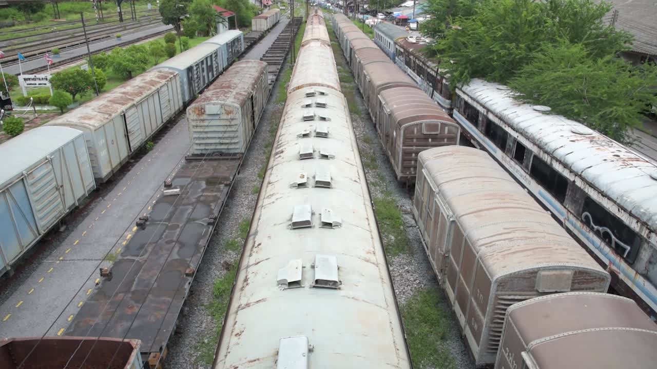 viejo tren abandonado oxidado sentado en el cementerio