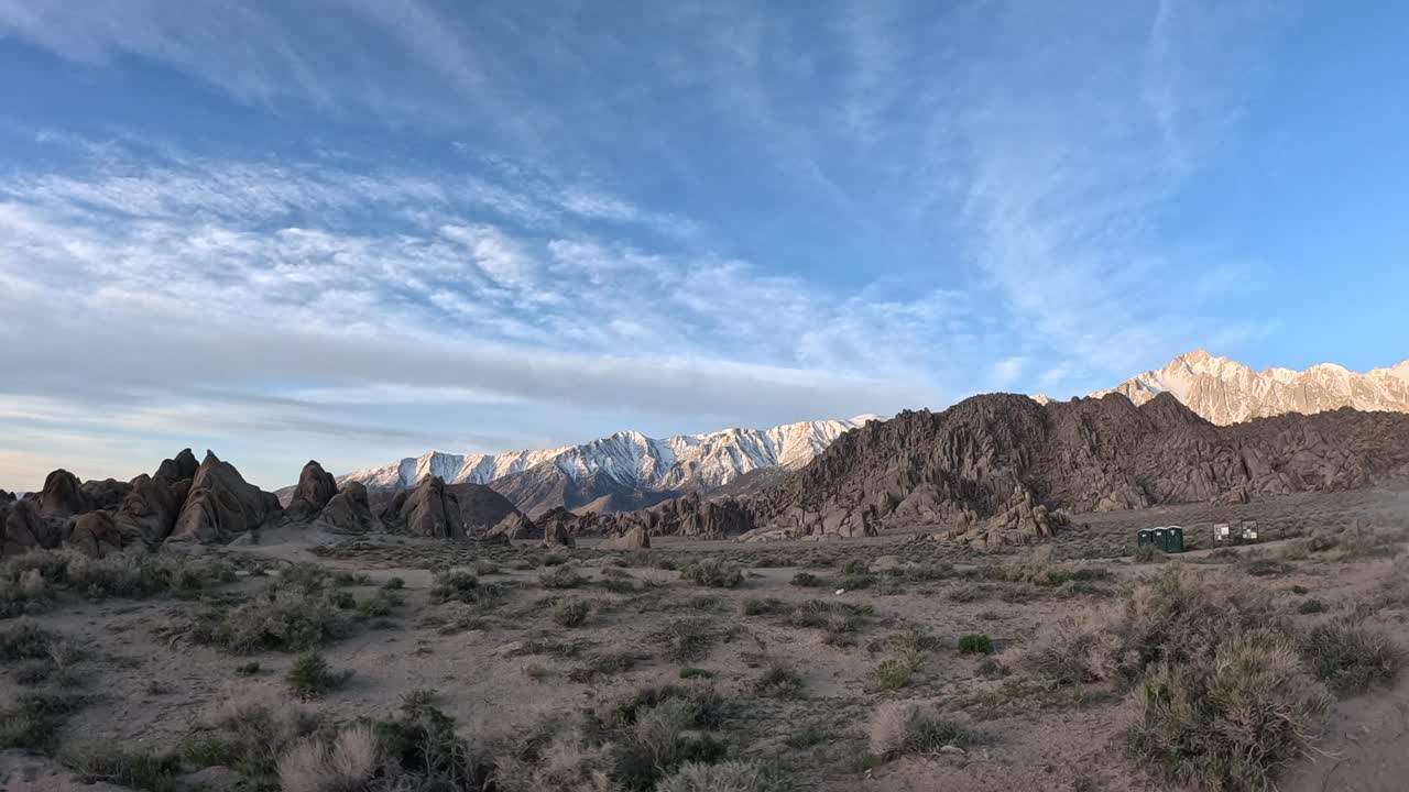 las colinas de alabama son formaciones rocosas en la sierra nevada en el valle de owens, california - ángulo de viento, panorama aéreo de baja altitud