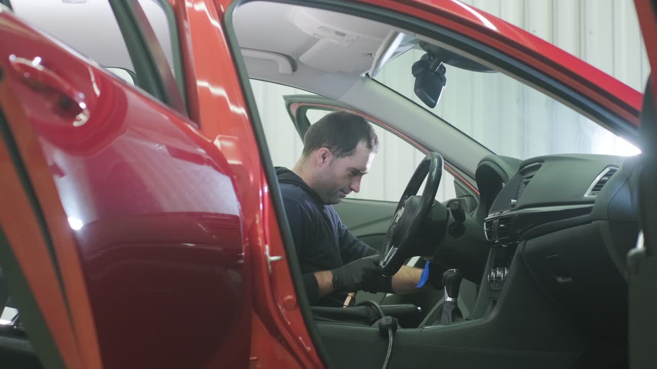 전문적인 자동차 청소. 샤워. 인테리어 세부 사항. 자동차 인테리어를 건조 청소 및 세부 사항; 깊은 좌석 청소; 자동차 세탁에서 거품을 는; 먼지에서 자동차 패널을 청소하는; 진공청소기