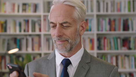 retrato de un hombre de negocios profesional usando un teléfono inteligente en la oficina de la biblioteca un caballero sonriente arquitecto profesor conferenciante