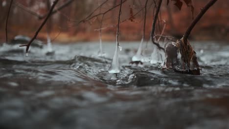 Eiszapfen-Hängen-Von-Ästen-Und-Tauchen-In-Fließendes-Bachwasser-Ein