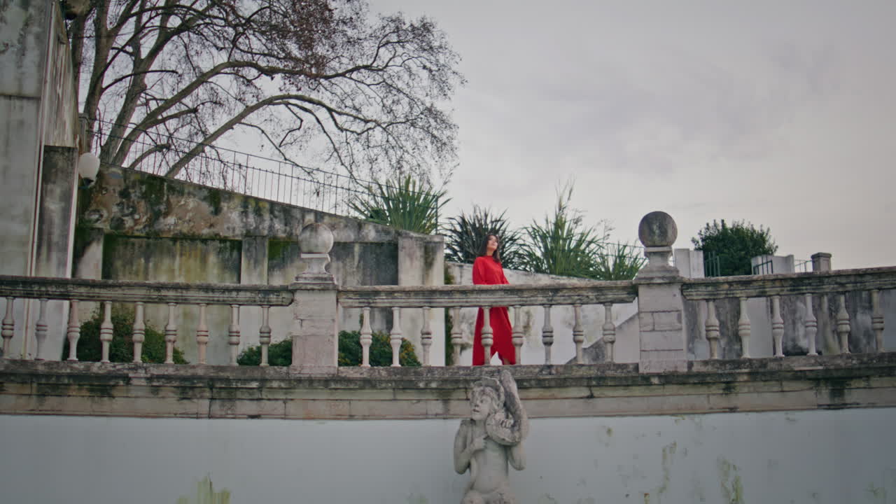 Relaxed woman crossing city looking asides alone. Attractive young model walking