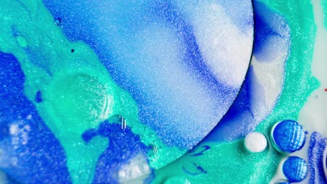 tinta de acuarela líquida azul y turquesa girando en una gran burbuja