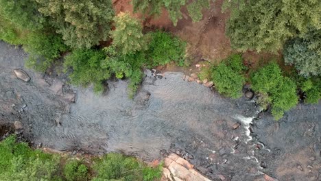 río que corre en las montañas, disparo aéreo, avión no tripulado