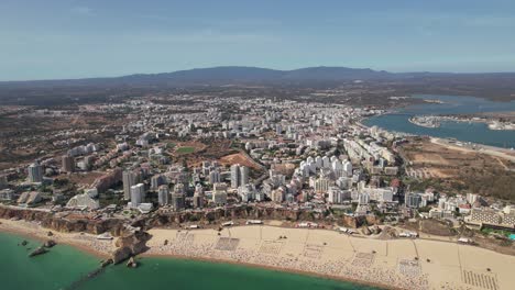 Touristische-Portugiesische-Stadt-Portimao,-Luftaufnahme-An-Einem-Sonnigen-Tag-Im-Süden-Portugals,-Algarve