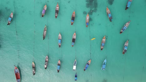 Dolly-Aufnahme-Aus-Der-Luft-Von-Oben-Nach-Unten,-Die-Sich-Von-Einer-Gruppe-Von-Booten-Entfernt,-Die-Vor-Der-Insel-Ko-Lipe,-Thailand,-Verankert-Sind