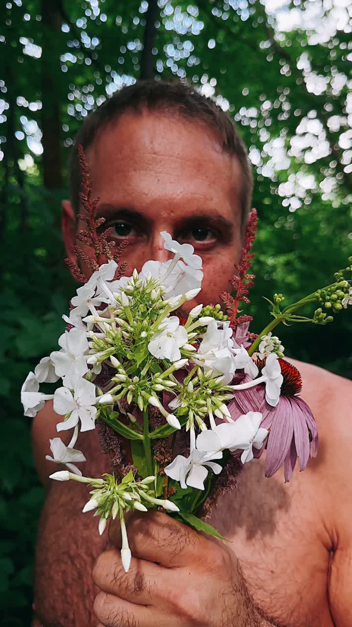 hombre con flores en el bosque