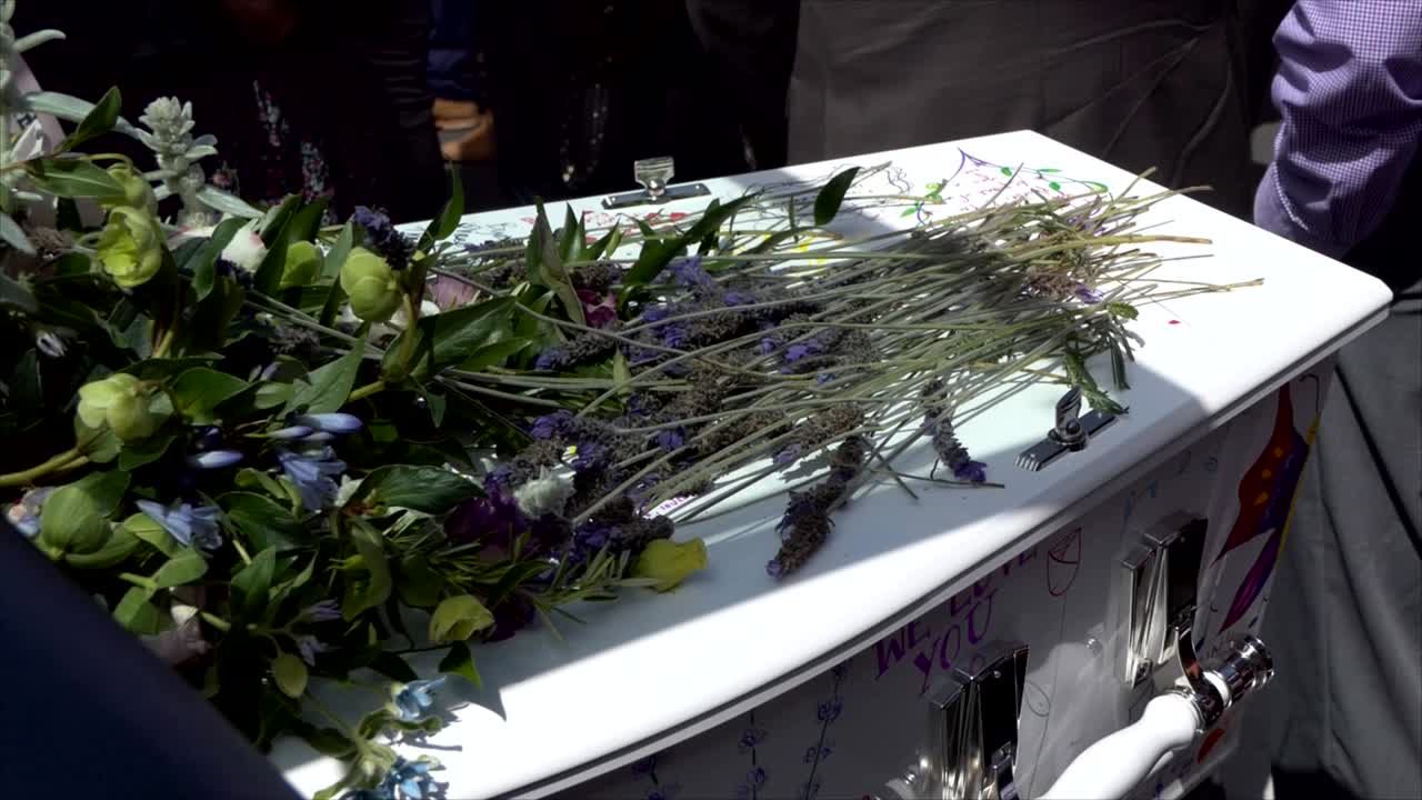 captura de pantalla de un ataúd funerario en un coche fúnebre o capilla o entierro en el cementerio