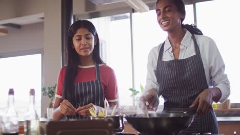 video de felices amigas diversas preparando la comida