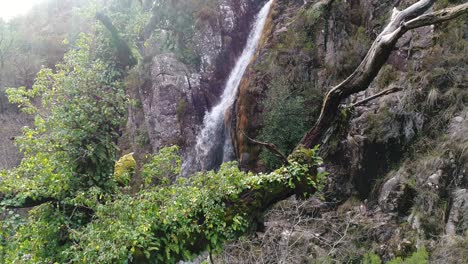 Reines-Bergwasser-Fließt-über-Felsen