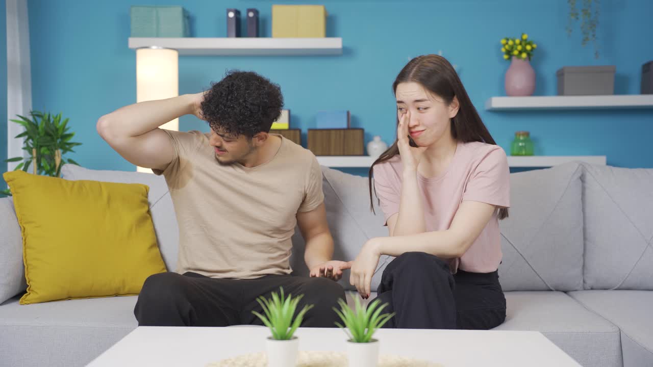 젊은 연인들은  ⁇   ⁇ 새로 고통받습니다.