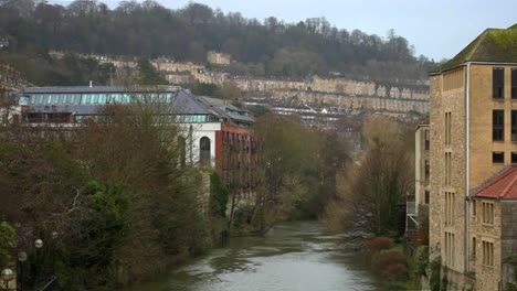 Blick-Hinter-Pulteney,-Entlang-Des-Flusses-Avon-In-Richtung-Der-Terrassen-Auf-Den-Hügeln-Rund-Um-Die-Antike-Römische-Stadt-Bath,-England