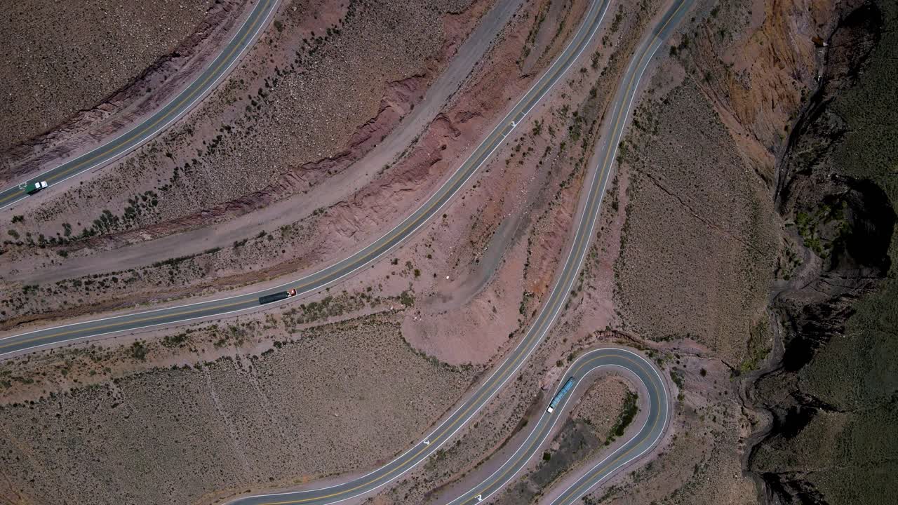 드론은 아르헨티나 주주이에서 하늘을 향해 날아다니며 산을 오르고 있습니다.