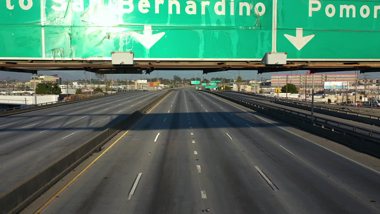señales de autopista en la autopista interestatal 10 cerrada en el soleado los ángeles - vista aérea