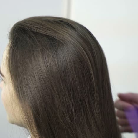 el estilista se muere el cabello.