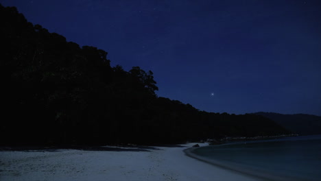 Una-Noche-Estrellada-En-Una-Playa-De-Anidación-De-Tortugas-En-Perhentian,-Malasia-Con-Un-Largo-Tramo-De-Arena-Blanca-Y-Una-Estrella-Fugaz-Que-Pasa-Brevemente