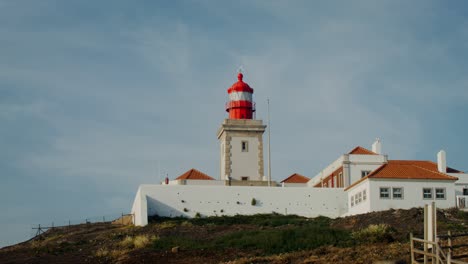 faro en la cima de una colina
