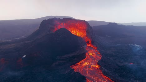 increíble antena nocturna de drones de la espectacular erupción volcánica del volcán fagradalsfjall en la península de reykjanes en islandia