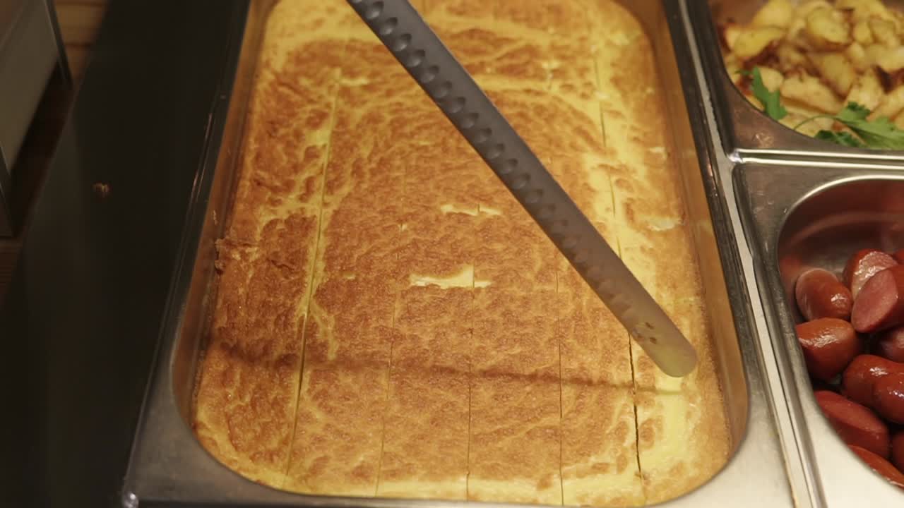 desayuno buffet con fritters y salchichas