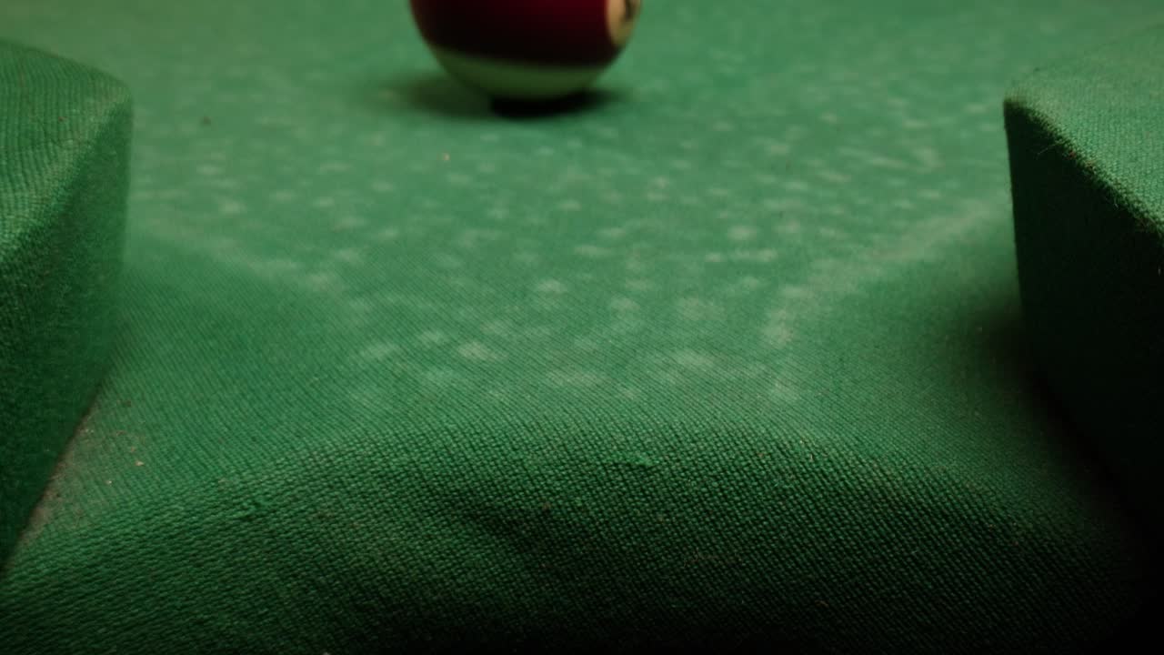 Bola de bilhar em uma mesa de bilhar verde