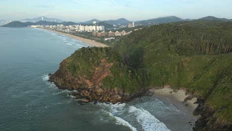 vista aérea de caverna do morcego y praia do morcego cerca de balneario camboriu en santa catarina, brasil