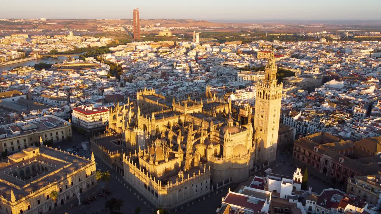 Catedral de Sevilla. Dronekuva kauniista espanjalaisesta Sevillan kaupungista auringonnousun aikaan, UHD, 4K