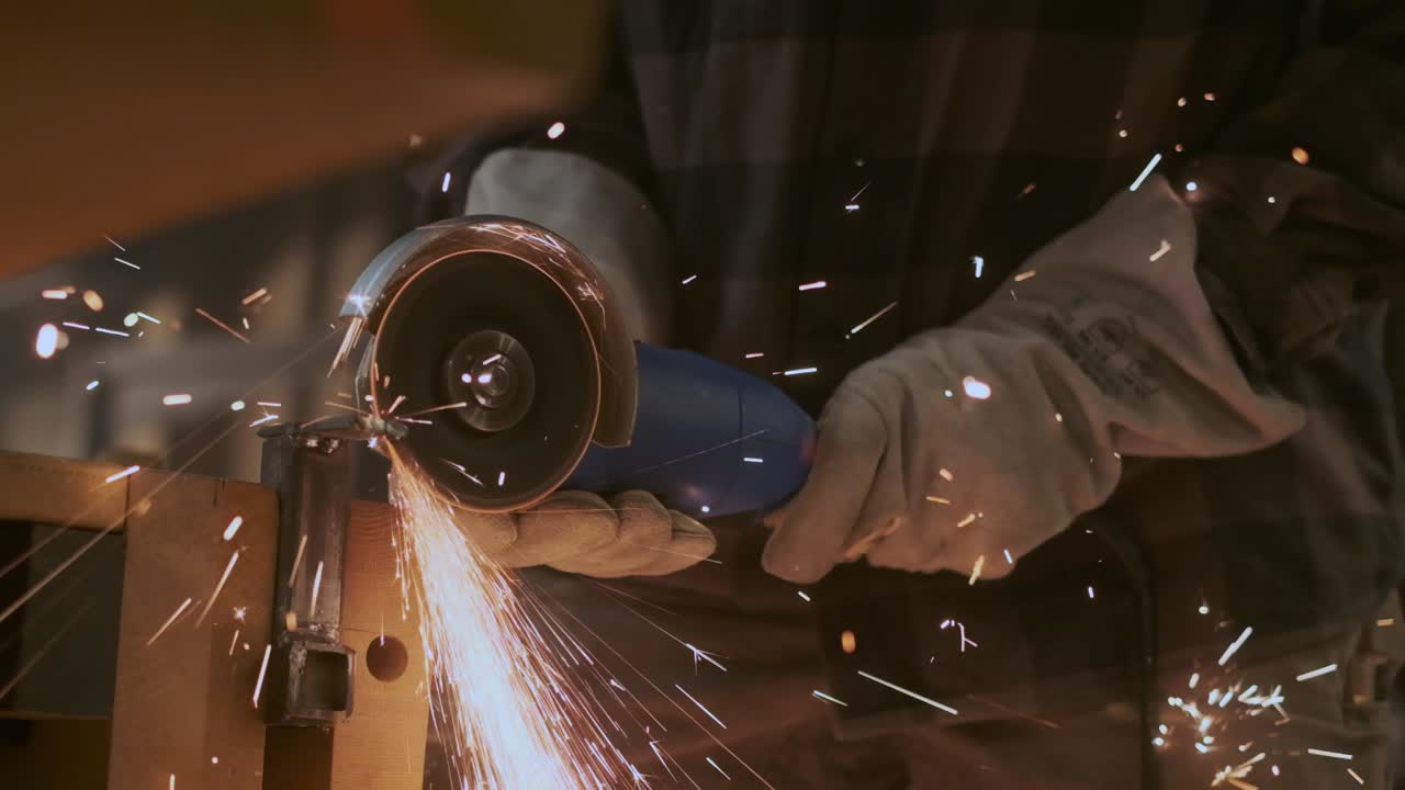 artesano trabajando con un disco de corte en un taller de mal humor