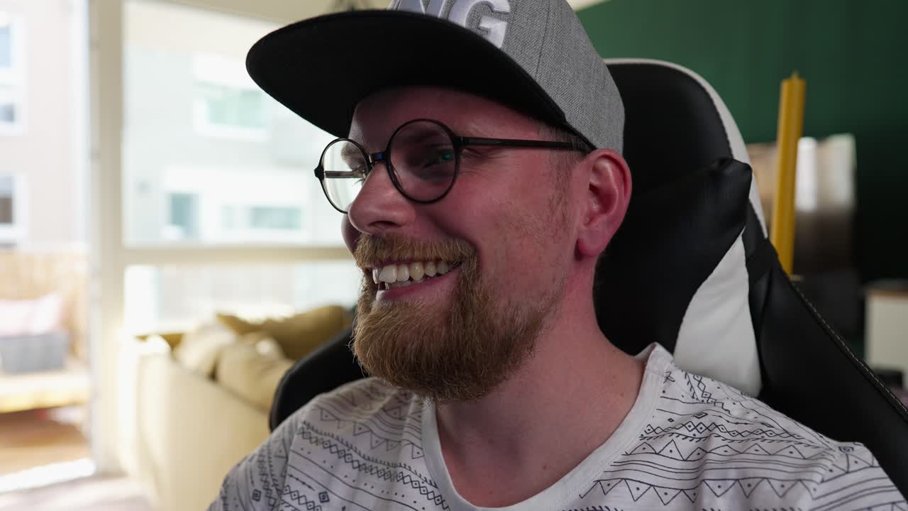 computadoras: el hombre sonríe mirando el contenido de transmisión en la pc, acerca el zoom