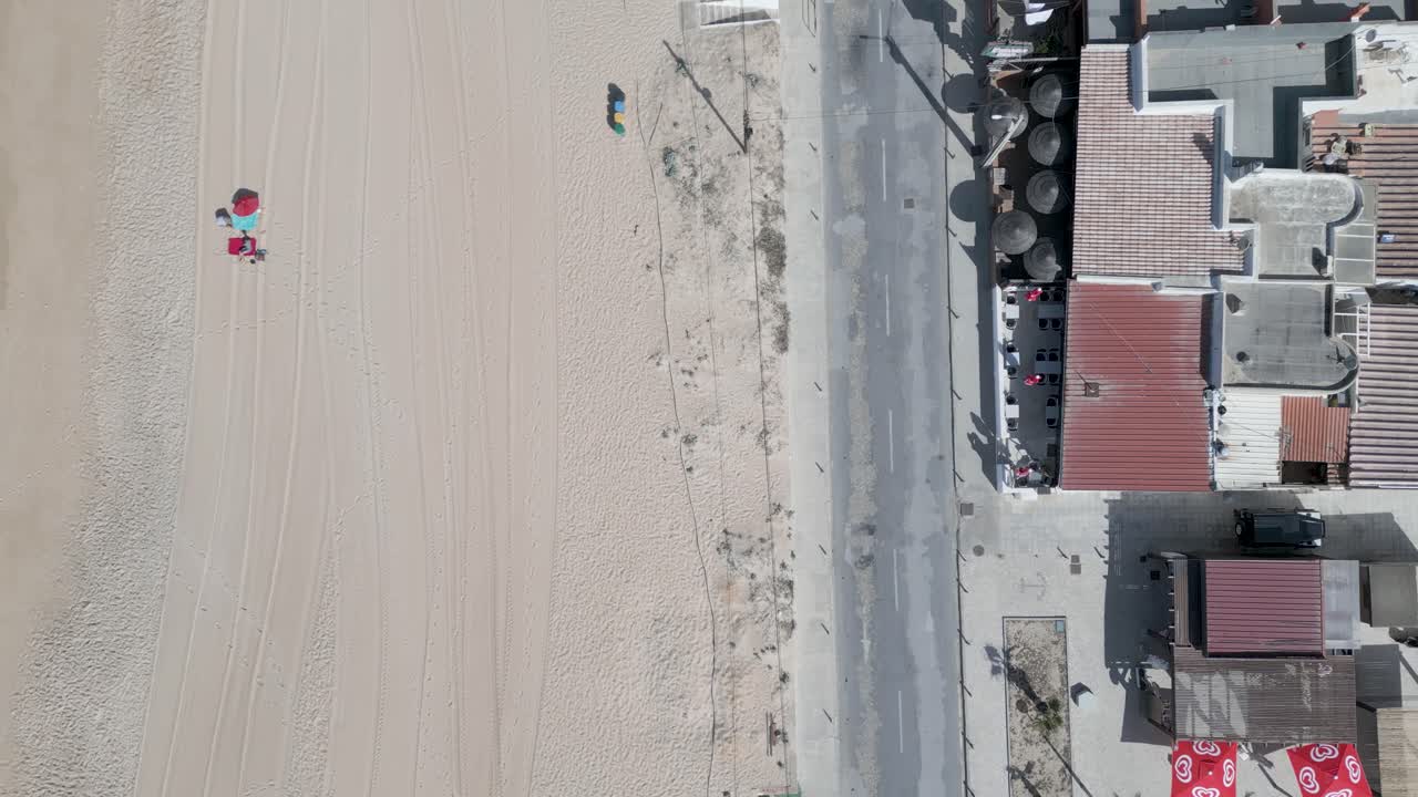 포르투갈 의 비어 도로 를 따라 가는 프라야 데 파로 의 공중 전망