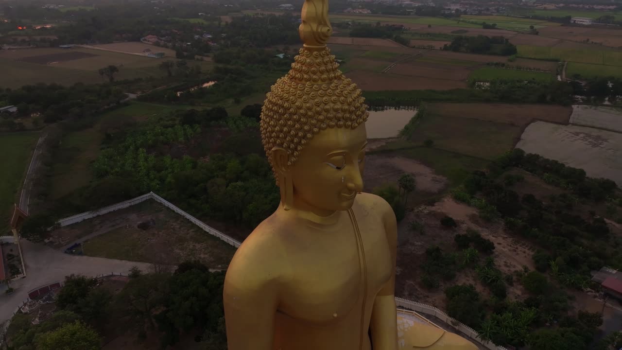Ripresa aerea del Buddha più grande della Thailandia che risplende all'alba