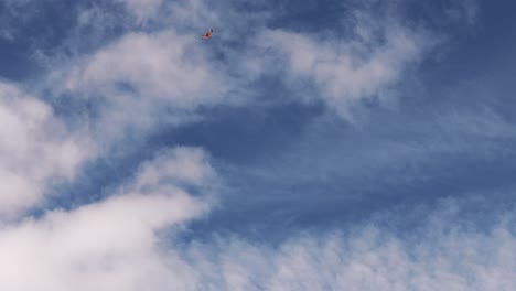 Un-Halcón-Volando-Alto-En-El-Valle-Calchaquí,-Salta-Argentina