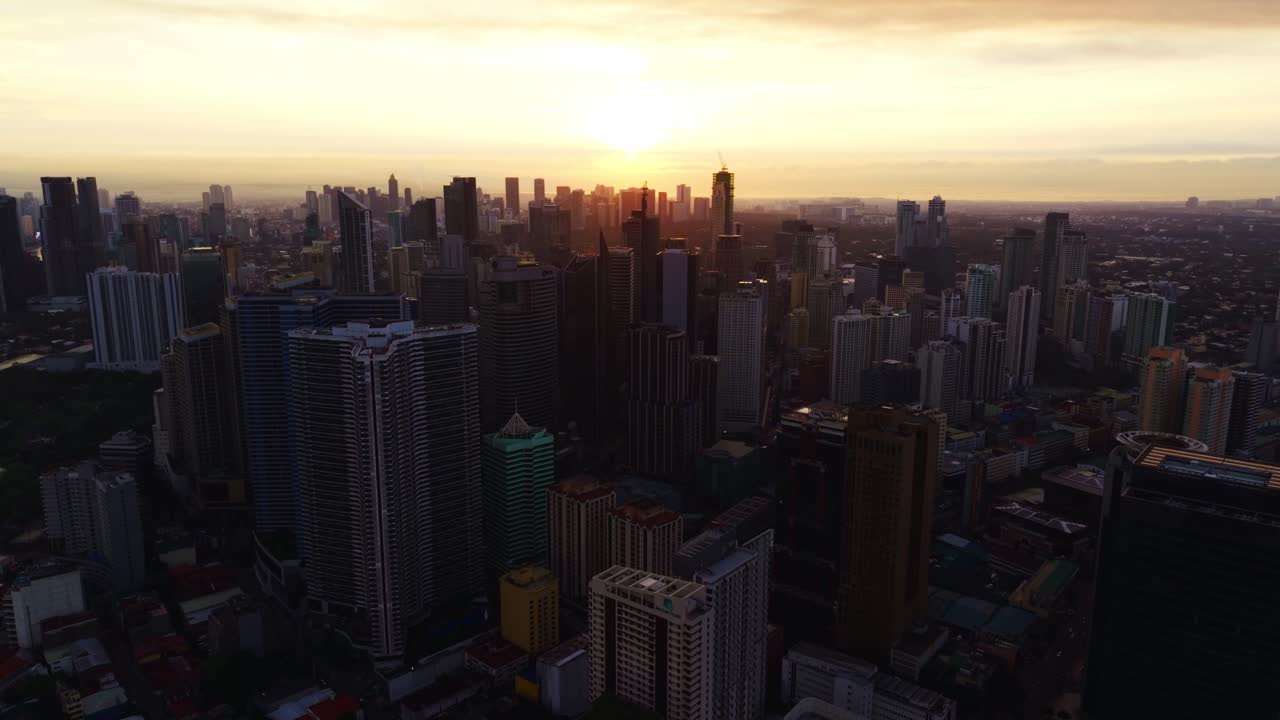 A filmagem aérea do nascer do sol revela o horizonte brilhante e a energia do centro da cidade de Makati