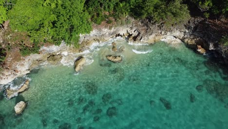 Vista-Aérea-De-La-Popular-Piscina-Natural-Del-Río-San-Juan-En-La-Costa-Norte-De-República-Dominicana.