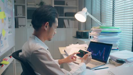 hombre de negocios analizando datos del mercado de valores