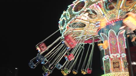carrusel colorido por la noche en un parque
